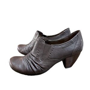 YUU TERESA, BROWN LEATHER, SLOUCH, BOOTIE SHOE. SLIP-ON, ROUND TOE. SIZE 7 1/2M